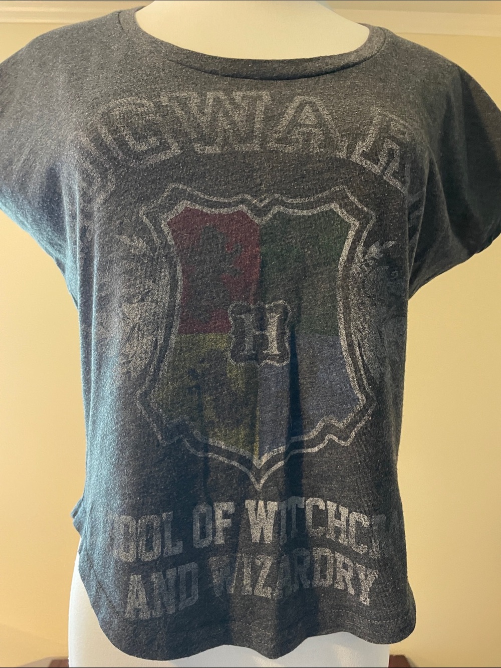 Warner Bros. Harry Potter’s Hogwarts Crest Heather Gray Short Sleeve Tee | XS